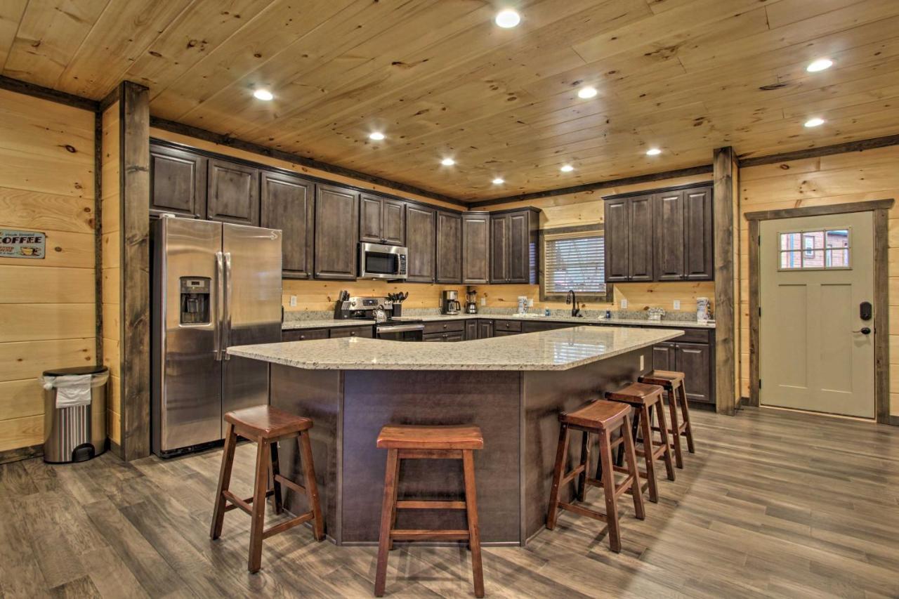Luxe Cabin With Home Theater Less Than 2 Miles To Gatlinburg Exterior photo
